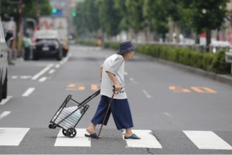 Trả tiền để vợ chồng trẻ Nhật Bản sống cạnh người già