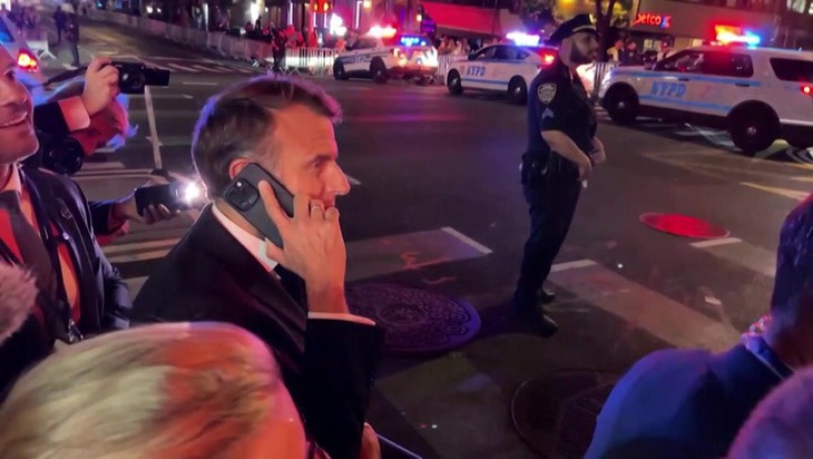 Tổng thống Pháp phải đi bộ để nhường đường cho đoàn xe của ông Trump