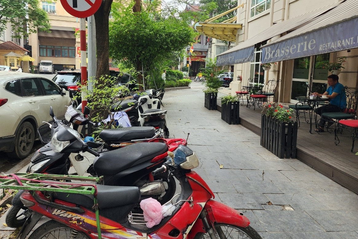 Hà Nội tính thu phí vỉa hè: Kỳ vọng sinh kế và nỗi lo mất lố...