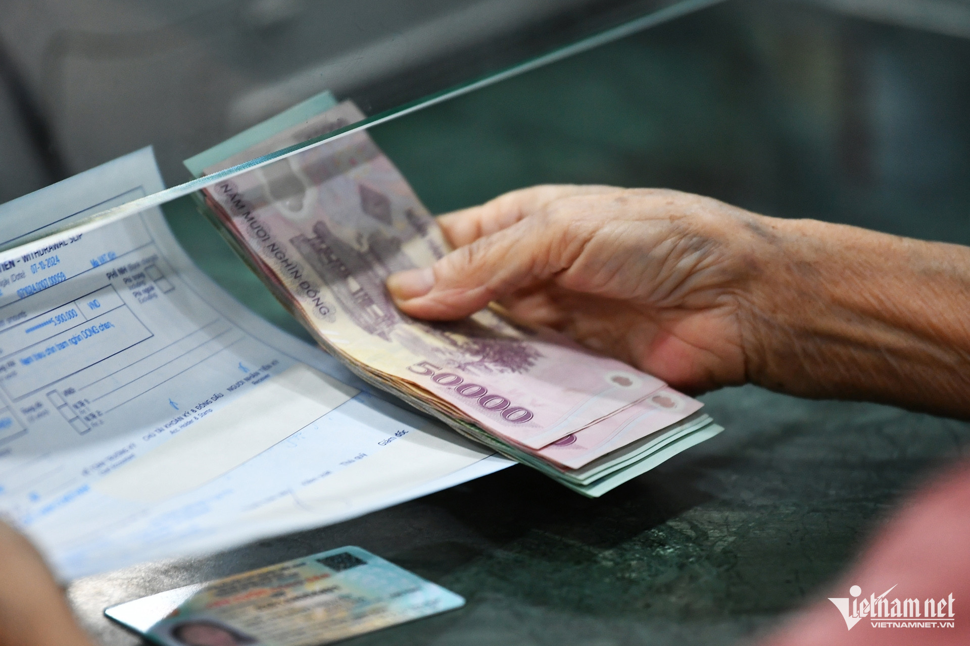 Đề xuất tăng lương tối thiểu 9,8% vì nhiều lao động vẫn chưa đủ sống.